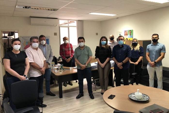Prefeito Tyrone e a secretária Amanda Silveira participam de reunião sobre a implantação do Lacen em Sousa